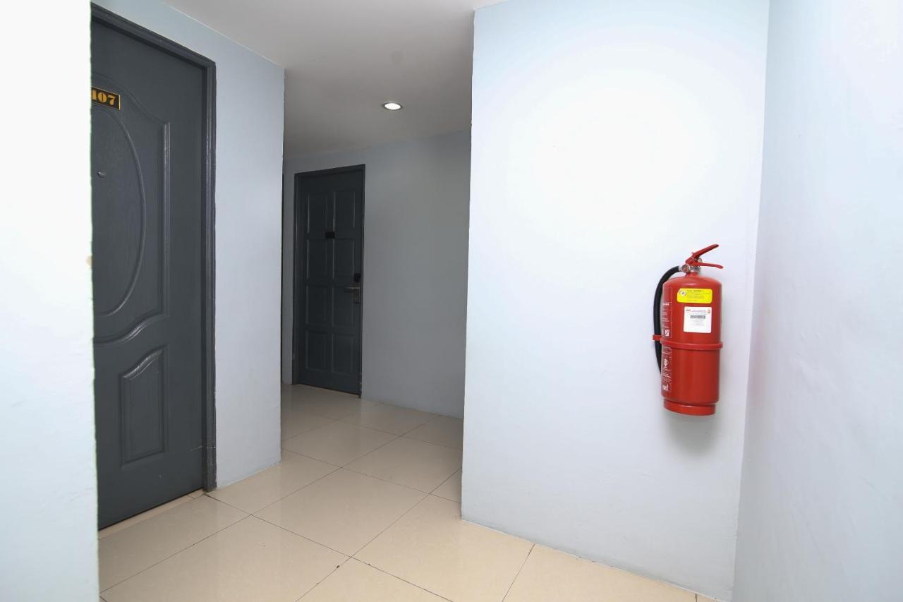 Oyo 90136 Jumbo Inn Κουτσίνγκ Εξωτερικό φωτογραφία