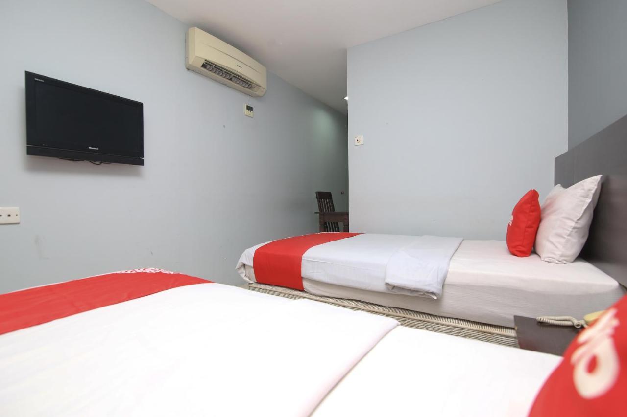 Oyo 90136 Jumbo Inn Κουτσίνγκ Εξωτερικό φωτογραφία