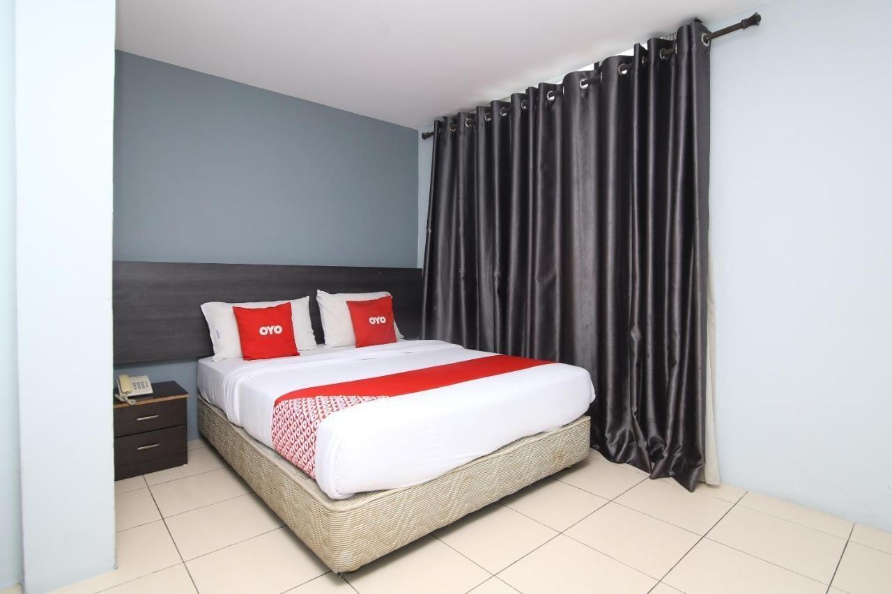 Oyo 90136 Jumbo Inn Κουτσίνγκ Εξωτερικό φωτογραφία