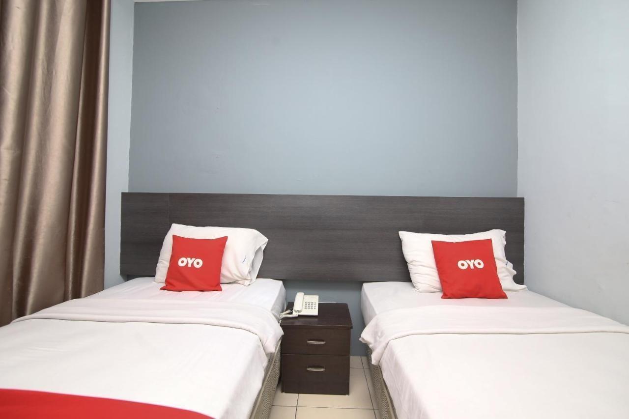 Oyo 90136 Jumbo Inn Κουτσίνγκ Εξωτερικό φωτογραφία